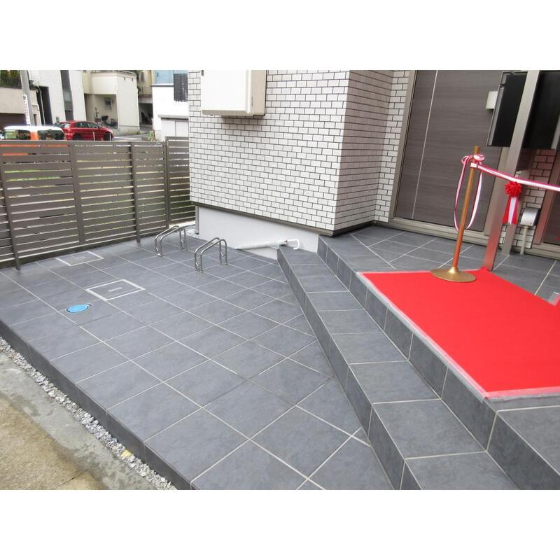 横浜市神奈川区斎藤分町のアパートのエントランス