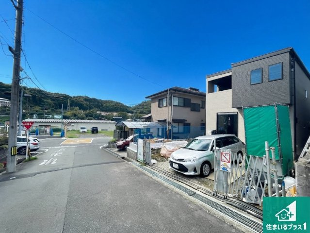 湖南市宝来坂　第1期　新築一戸建ての前面道路含む現地写真|周辺は閑静な住宅街！前面道路広々で車の出し入れも便利です。駐車が苦手な方でも安心して車庫入れできます！