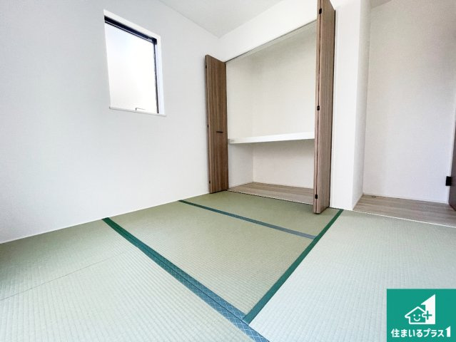湖南市宝来坂　第1期　新築一戸建ての和室|一室あると便利な和室は客間としてだけでなく、小さなお子様のプレイルームや食後のくつろぎスペースとしてもご利用いただけます。収納もついていますので大活躍間違いなし！