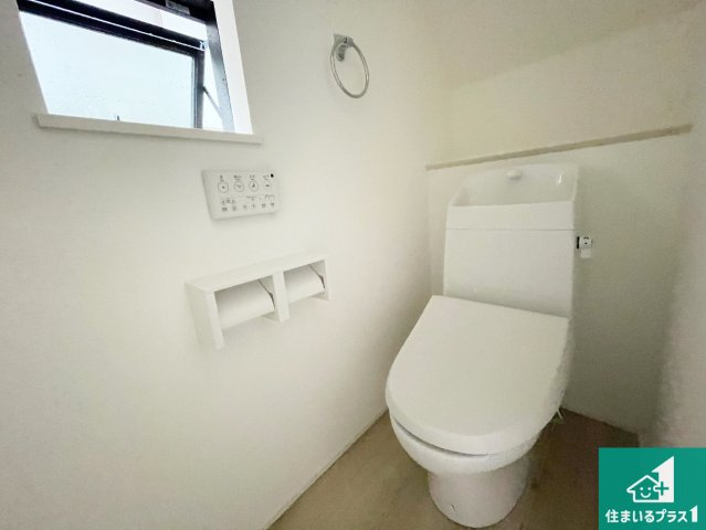 湖南市宝来坂　第1期　新築一戸建てのトイレ|1・2階の2ヶ所にあるので、朝の忙しい時間の順番待ちもなく、深夜の利用にも大変便利です。