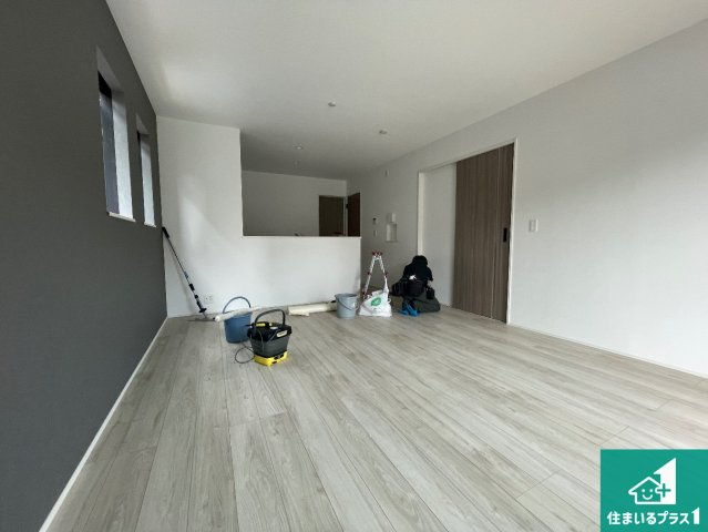 湖南市宝来坂　第1期　新築一戸建ての居間・リビング|日当たり良好の明るいリビングで朝の目覚めもスッキリできそう！対面キッチンでご家族のコミュニケーションも自然と増える設計！小さなお子様が遊ぶスペースを作っても広々とくつろげるLDK！