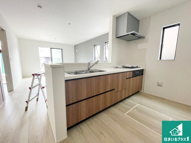湖南市宝来坂　第1期　新築一戸建てのキッチン|リビングと統一感があり、使い勝手のいいキッチン。広々としているので、二人並んで作業が出来ちゃいます。お子様と一緒に色々なお料理に挑戦できるスペースがあります。