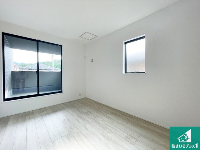 湖南市宝来坂　第1期　新築一戸建ての洋室|寝室は心地よい眠りについてもらいたくて、シンプルかつ開放的な空間な設計にしています！大きな窓から差し込む日が心地いいです♪