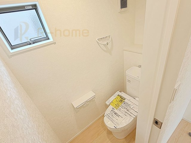 古河市大山第8　新築戸建て　2号棟のトイレ|温水洗浄便座付きのトイレ。
トイレが２ヵ所設置で朝の忙しい時間でも安心です。