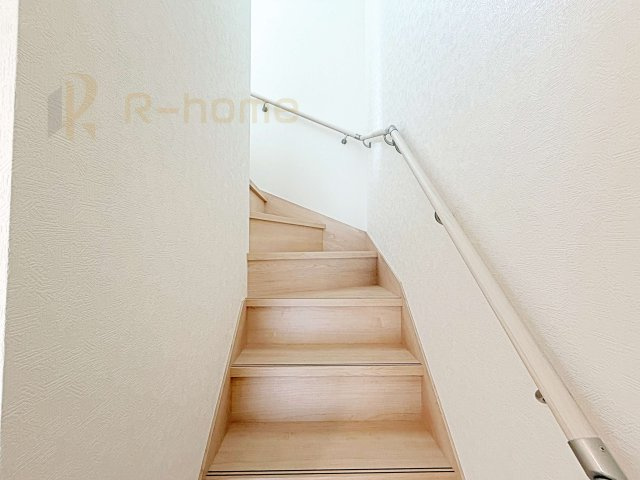 古河市大山第8　新築戸建て　2号棟の内装|手すりのついた階段！小さなお子様の利用も一安心です♪