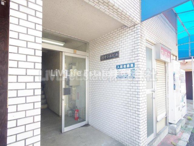 金子屋ビルのエントランス