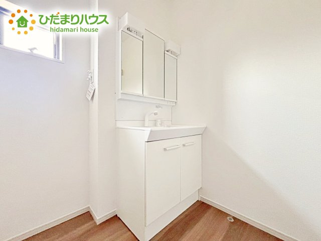 【独立洗面台】 | ひたちなか市高場6期　新築戸建　1号棟 | 大きな三面鏡の独立洗面。鏡の後ろは収納となっているのでスッキリと整理できます！
