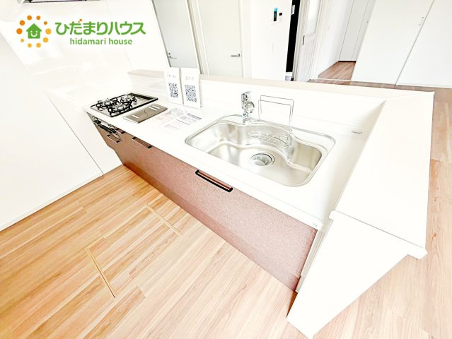 【キッチン】 | ひたちなか市高場6期　新築戸建　1号棟 | 3口コンロと収納豊富なキッチンで、ママの毎日のお料理もはかどります☆