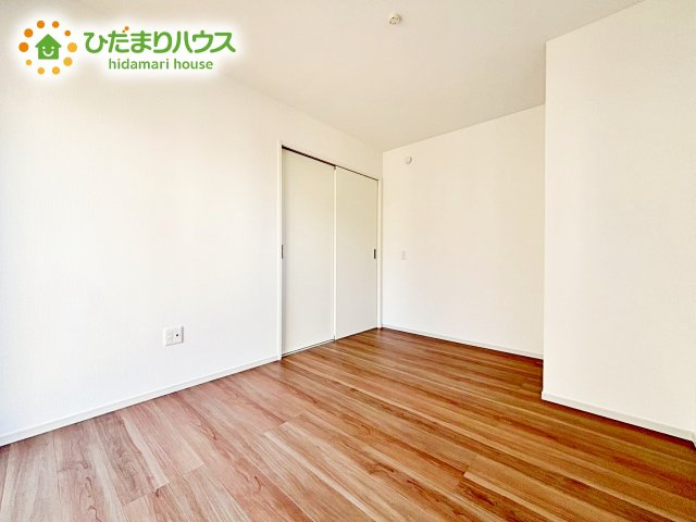 【洋室】 | ひたちなか市高場6期　新築戸建　1号棟 | 木目のフローリングが暖かみのある室内に。明るい寝室で心地のいい朝を迎えられそう。