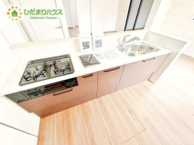 【キッチン】 | ひたちなか市高場6期　新築戸建　1号棟 | 広々としたキッチンスペースでは、ご夫婦揃ってお料理をしたり、お子様が率先してお手伝いをしたり、お料理を通じて家族のふれあいが増えます♪