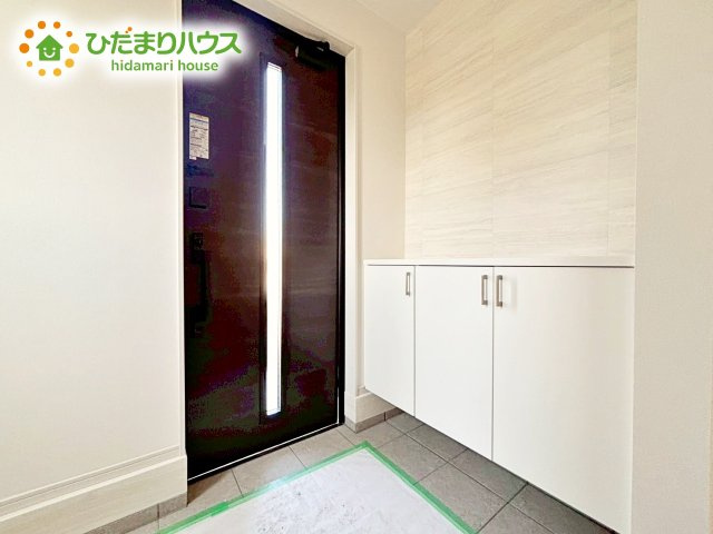 【玄関】 | ひたちなか市高場6期　新築戸建　1号棟 | 毎日「行ってきます」「ただいま」をいう玄関は小窓付で、明るく光が差し込みます。
