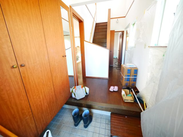 東金市季美の森東1　中古戸建の玄関|内装リフォーム令和6年12月  ４LDK 玄関ホール吹抜け 軽自動車2台可 都市ガス上下水