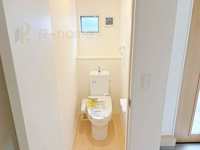 古河市大山第8　新築戸建て　3号棟のトイレ|温水洗浄便座付きのトイレ。
トイレが２ヵ所設置で朝の忙しい時間でも安心です。