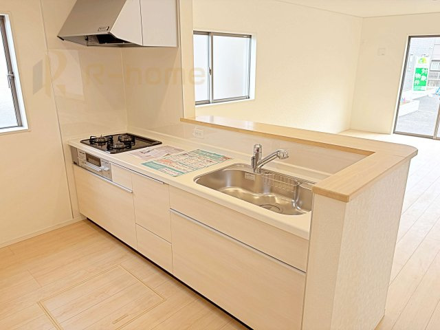 古河市大山第8　新築戸建て　3号棟のキッチン|料理をしながら家族とコミュニケーションが取れる対面式システムキッチン。