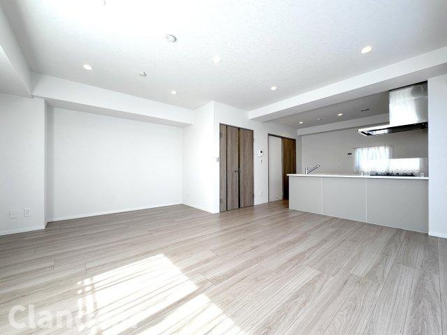 マック梅島コートの居間・リビング|ドキドキの新生活も、安心してスタート。ぴったりの住まいを見つけませんか？クランディアが一緒に住まい選びをサポートします‼　まずは、お気軽にお問合せください　＃クランディア