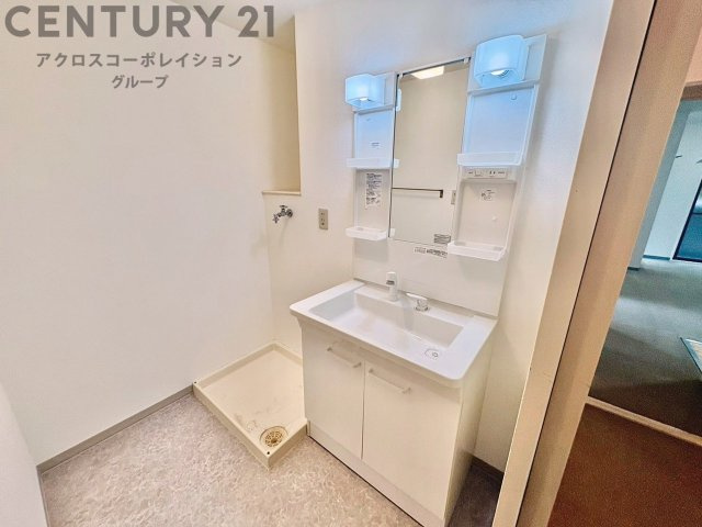 衣服の収納や脱ぎ着や整理整頓がしやすく、湿った衣類を乾燥させるスペースがありカビや臭いの発生を防ぎます。床の汚れを他の部屋に持ち込まず清潔を保つことができます。また快適な入浴環境の整備にも役立ちます。