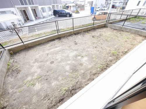 合志市須屋のアパートの庭