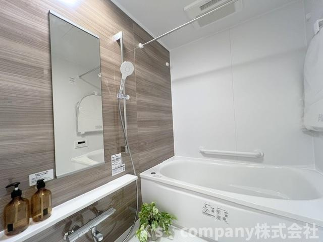 茅ヶ崎市中海岸3丁目　ライオンズマンション茅ヶ崎サザンビーチの浴室|木目調のアクセントパネルで落ち着いた優しい雰囲気の浴室◇