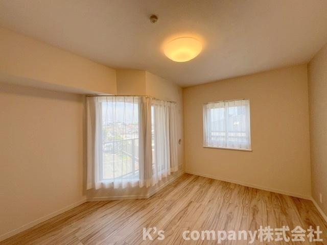 茅ヶ崎市中海岸3丁目　ライオンズマンション茅ヶ崎サザンビーチの寝室|洋室７帖◇主寝室におすすめです◇北側に小さなバルコニーがあり、出入りができるお部屋です◇