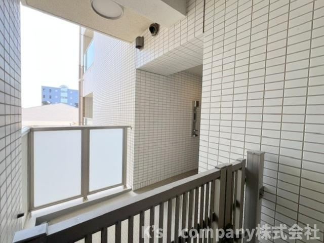 茅ヶ崎市中海岸3丁目　ライオンズマンション茅ヶ崎サザンビーチの玄関|玄関ポーチ付き◇玄関前にプライベート空間が広がっています◇