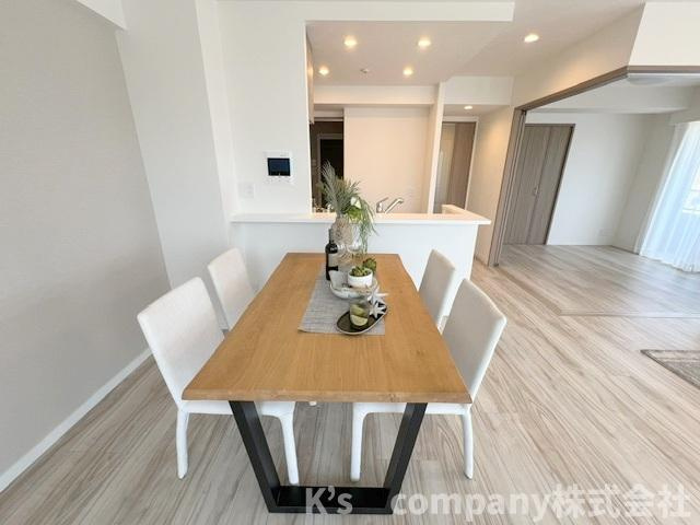 茅ヶ崎市中海岸3丁目　ライオンズマンション茅ヶ崎サザンビーチのダイニング|カウンタ―キッチンの正面にダイニングスペース◇