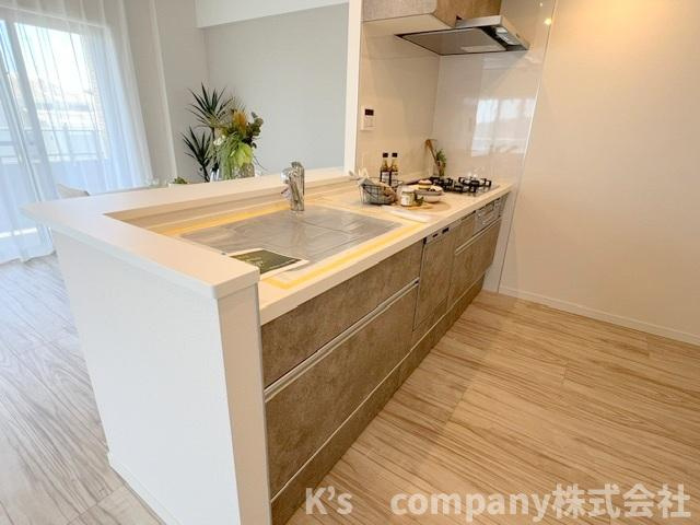 茅ヶ崎市中海岸3丁目　ライオンズマンション茅ヶ崎サザンビーチのキッチン|キッチンの後方には食器棚と冷蔵庫スペースがあります◇