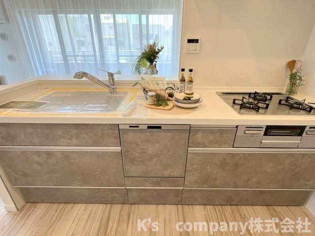 茅ヶ崎市中海岸3丁目　ライオンズマンション茅ヶ崎サザンビーチのキッチン|小さいお子様のいるご家庭は、お子さまを見守りながら家事ができます◇