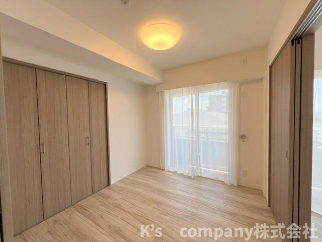 茅ヶ崎市中海岸3丁目　ライオンズマンション茅ヶ崎サザンビーチの洋室|リビングに隣接している洋室4.9帖◇引き戸を開けてお使いいただくとリビングが20帖以上の空間になります◇