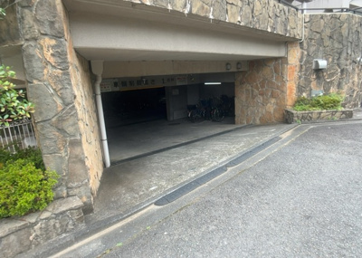 【駐車場】 | プリシード本厚木 | 車一台あたりに必要なスペースは、標準サイズの普通自動車で横幅2m50cm、長さ5mは必要になります。ただし、乗降のことも考慮して横幅3m30cm、長さ5m50cmほどは確保できるところを選びましょう。