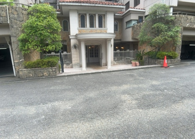 【庭】 | プリシード本厚木 | 物件によっては、入居者が個人的に使用できる専用庭がついているものもあります。また、住宅の中にある土間の部分を庭と呼ぶこともあります。庭の用途は住む人によって変わり、それによってデザインもさまざまです。