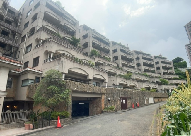 【構造・工法・仕様】 | プリシード本厚木 | ＲＣ造、Reinforced Concreteは直訳すると補強されたコンクリートです。主に柱や梁・床・壁が鉄筋とコンクリートで構成おり、鉄筋を組んだ型枠にコンクリートを流し込んで固めたものを指します。