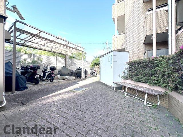 ライオンズマンション竹の塚第３の駐輪場|ドキドキの新生活も、安心してスタート。ぴったりの住まいを見つけませんか？クランディアが一緒に住まい選びをサポートします‼　まずは、お気軽にお問合せください　＃クランディア