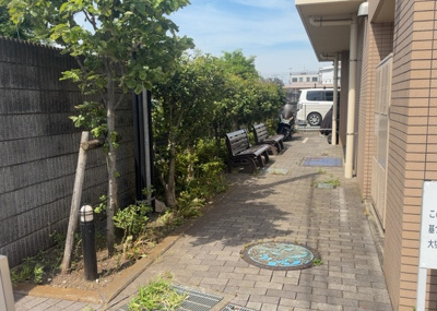 【庭】 | レヴィールファミリア上溝 | 物件によっては、入居者が個人的に使用できる専用庭がついているものもあります。また、住宅の中にある土間の部分を庭と呼ぶこともあります。庭の用途は住む人によって変わり、それによってデザインもさまざまです。