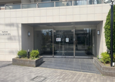 【エントランス】 | レヴィールファミリア上溝 | マンションのエントランスには、もともと風よけや防犯の役割がありますが、マンションによって宅配ボックスなどの設備が備わっている所もあります。日々の生活をイメージしながら生活しやすさをチェックしましょう。