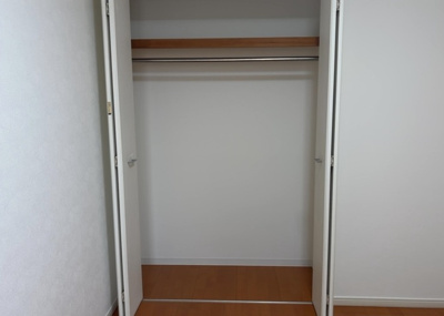 【収納】 | レヴィールファミリア上溝 | デザイン性を重視しすぎて収納が少なかった！なんてことにならないため、事前に現地で収納の数を確認しておくことをお勧めします。クローゼット以外にも床下収納や屋根裏収納、パントリーなどもチェックしましょう。