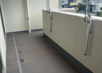 【バルコニー】 | レヴィールファミリア上溝 | バルコニーは、室外の専用スペースのうち、「屋根がなく開放された空間」であるものを指します。ベランダより広いタイプのものが多く、日当たりもよいため家庭菜園などを楽しみたい人にとって適した環境となります。