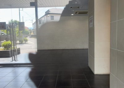 【ロビー】 | レヴィールファミリア上溝 | ロビーというと、エントランスと何がちがうの？と思いますよね。実はロビーとエントランスには明確な決まりはありません。物件によっては、エントランスを入って広がるある程度の広さのある空間がロビーとなります。