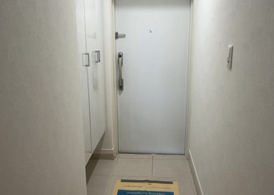 【玄関】 | レヴィールファミリア上溝 | 玄関は家の顔でもあり、家族以外の目にも止まる場所です。玄関は外との間を仕切る扉、靴などをしまっておく収納スペース、靴脱ぎのたたきスペース、来客とのやり取りをするドアホンなど複数のアイテムからなります。
