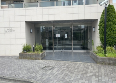 【エントランス】 | レヴィールファミリア上溝 | マンションのエントランスには、もともと風よけや防犯の役割がありますが、マンションによって宅配ボックスなどの設備が備わっている所もあります。日々の生活をイメージしながら生活しやすさをチェックしましょう。