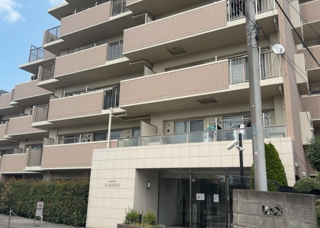【現況写真】 | レヴィールファミリア上溝 | 外観はマンション管理がされているかの目安になります。築年数が古いと、壁面は劣化してひび割れが生じることも！建物が古びていても細かいところが修繕されていると、きちんと管理されているなぁと感じるでしょう。