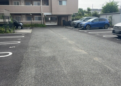 【駐車場】 | レヴィールファミリア上溝 | 車一台あたりに必要なスペースは、標準サイズの普通自動車で横幅2m50cm、長さ5mは必要になります。ただし、乗降のことも考慮して横幅3m30cm、長さ5m50cmほどは確保できるところを選びましょう。