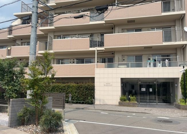 【外観】 | レヴィールファミリア上溝 | マンションの外観は非常に重要なポイントです！外観の善し悪しは資産価値に大きな影響を与えます。外観のいいマンションを購入することで、高値で売却がしやすく、買い手が見つかりやすいというメリットがあります。