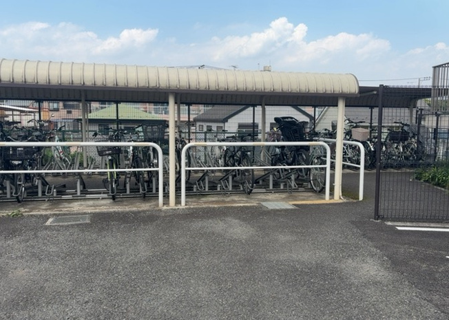 【駐輪場】 | レヴィールファミリア上溝 | マンションの駐輪場は、事前に空きがあるか確認を取ると安心です。せっかく入居したのに駐輪スペースがない！なんてことになったら大変ですよね。そこで、内見時や購入前にはまず事前に確認しておくと良いでしょう。