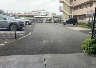 【駐車場】 | レヴィールファミリア上溝 | 駐車場と明記されていても、最小スペースでつくられた駐車場だと大型車は駐車できなかったり、出入りしにくくなったりする可能性があります。お車のサイズと購入したい物件の駐車場のサイズを現地で確認しましょう。