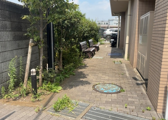 【庭】 | レヴィールファミリア上溝 | 物件によっては、入居者が個人的に使用できる専用庭がついているものもあります。また、住宅の中にある土間の部分を庭と呼ぶこともあります。庭の用途は住む人によって変わり、それによってデザインもさまざまです。