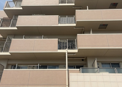 【現況写真】 | レヴィールファミリア上溝 | 道幅が広い場所は日当たりや風通が良好です。幅が広いのですれ違いも可能ですし大きな車でも駐車可能！一方で、大型車が通ることも多くなるため交通量の増加により騒音に繋がります。また土地の値段が高くなります。