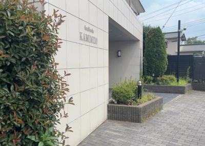 【中庭】 | レヴィールファミリア上溝 | 中庭（パティオ）とは、一つの建築物の内部に設けられた、壁などで囲われている庭のことを指します。コの字型、ロの字型が主流ですが、L字型の中庭もあります。最近では、インテリア性の高さからも人気があります。