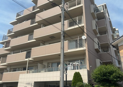 【構造・工法・仕様】 | レヴィールファミリア上溝 | ＳＲＣ造は強度や耐震性の面でもRC造と比べて優れています。そのため、10階建以上の高層または超高層マンションなどの建築にも多く採用されています。柱や梁などのサイズが小さくても高い耐震性を確保できます。