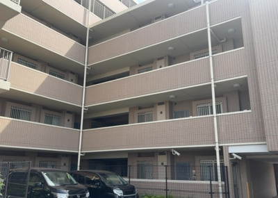 【玄関】 | レヴィールファミリア上溝 | 玄関は家の顔でもあり、家族以外の目にも止まる場所です。玄関は外との間を仕切る扉、靴などをしまっておく収納スペース、靴脱ぎのたたきスペース、来客とのやり取りをするドアホンなど複数のアイテムからなります。