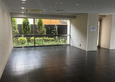 【ロビー】 | レヴィールファミリア上溝 | ロビーというと、エントランスと何がちがうの？と思いますよね。実はロビーとエントランスには明確な決まりはありません。物件によっては、エントランスを入って広がるある程度の広さのある空間がロビーとなります。